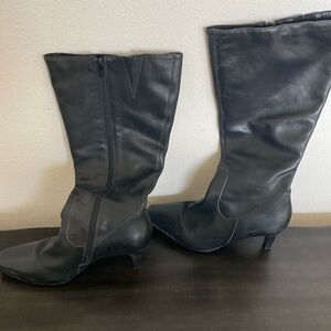 Womens Eddie Bauer size 8 tall boots.